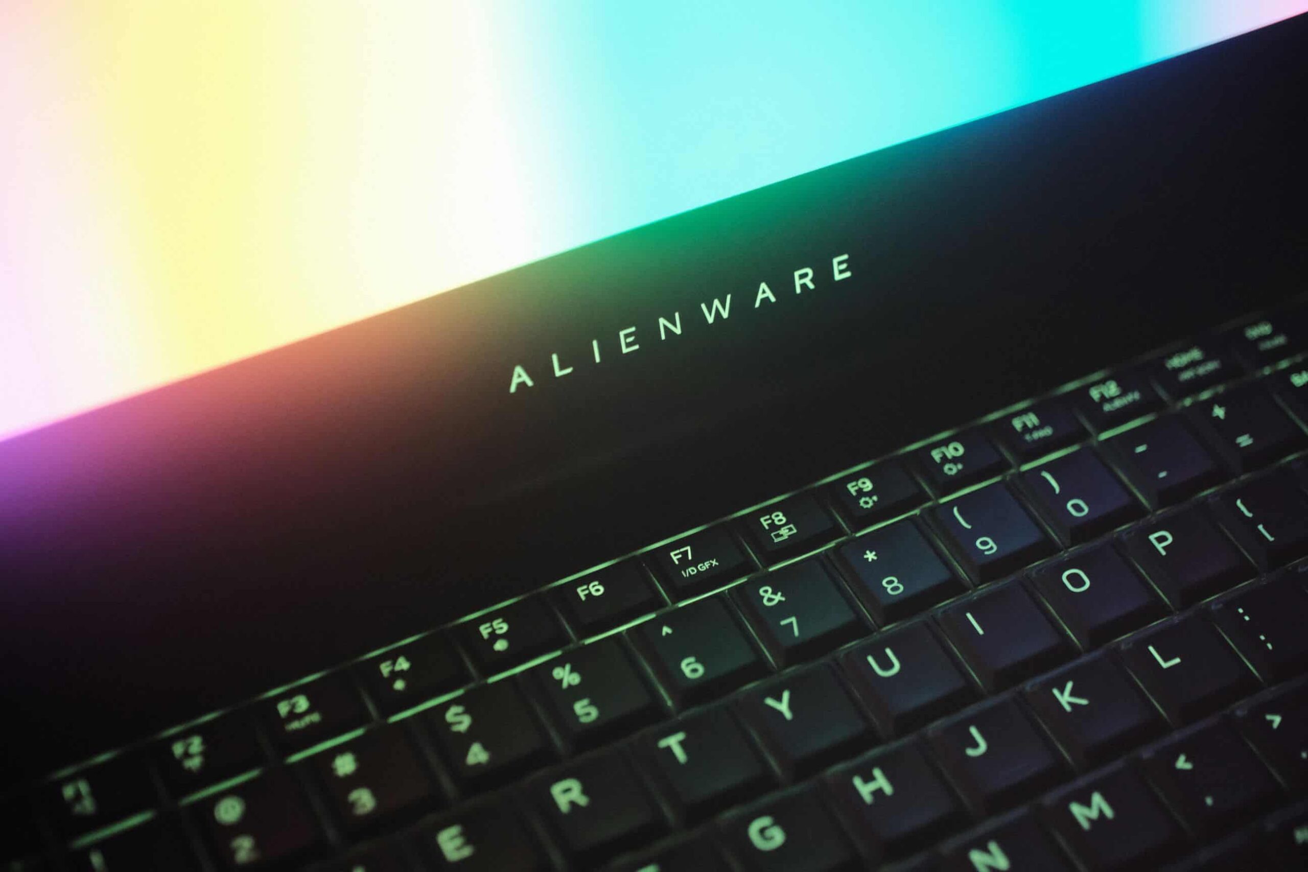 Technik IT POMOC pri oprave notebooku Alienware v servisnom stredisku v Bratislave