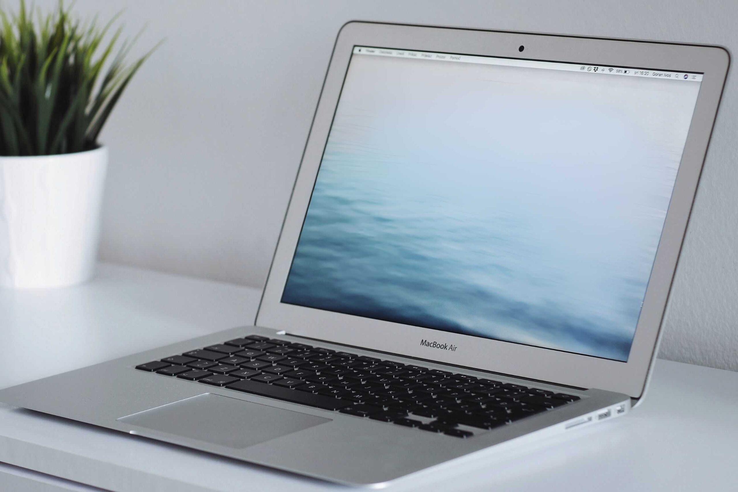 Technik IT POMOC pri oprave notebooku MacBook v servisnom stredisku v Bratislave