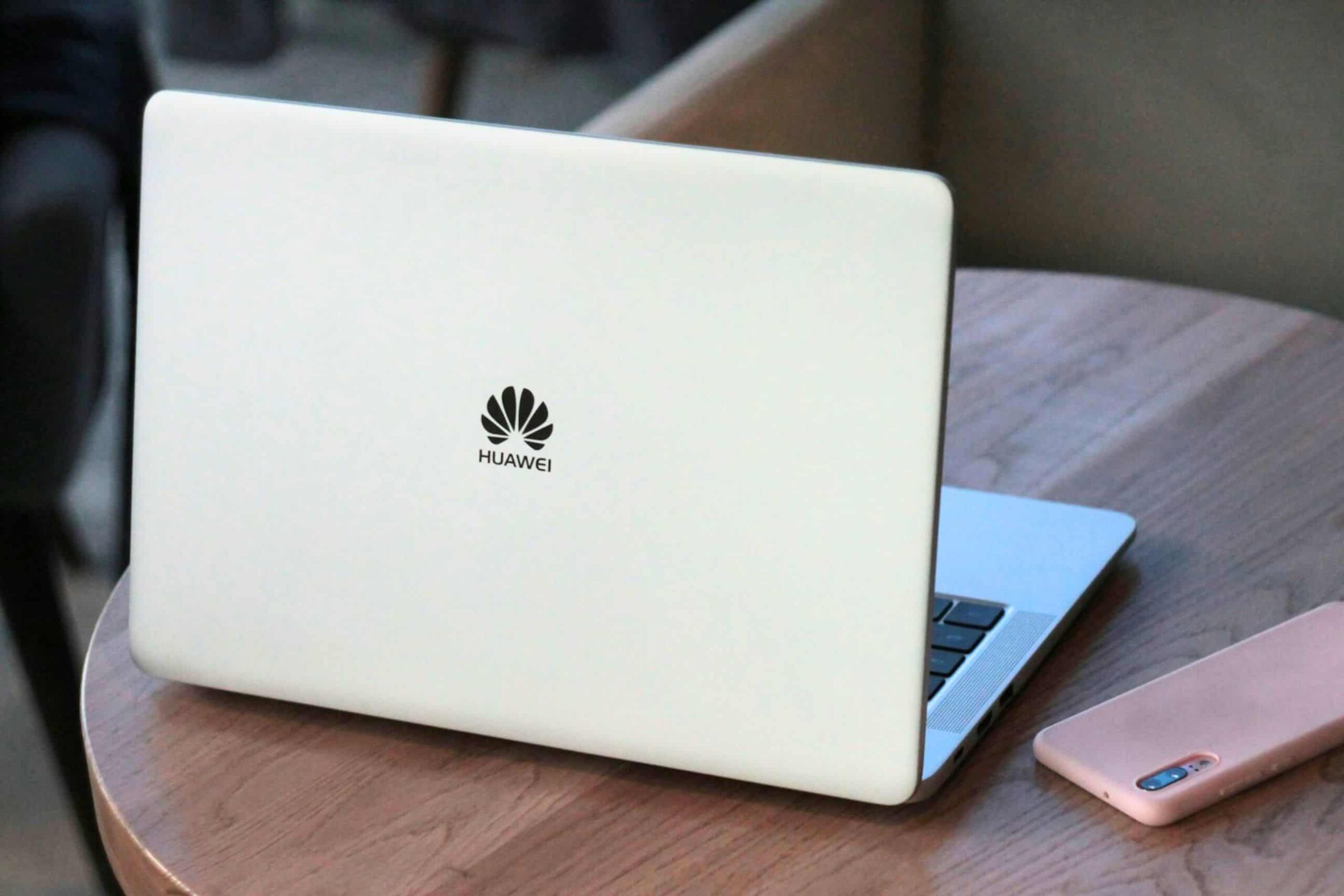 Technik IT POMOC pri oprave notebooku Huawei v servisnom stredisku v Bratislave